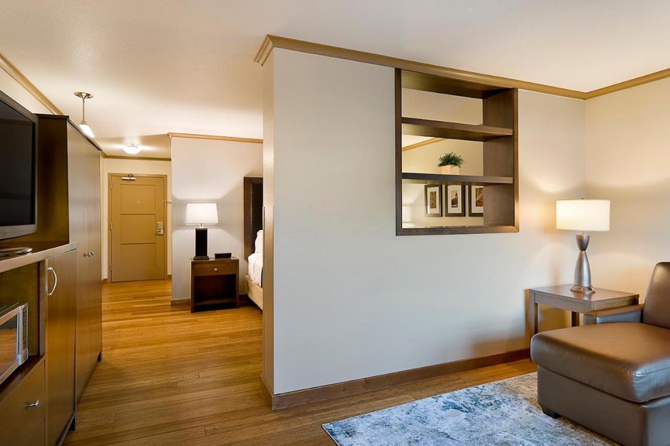 Clubhouse Hotel And Suites Pierre Eksteriør bilde