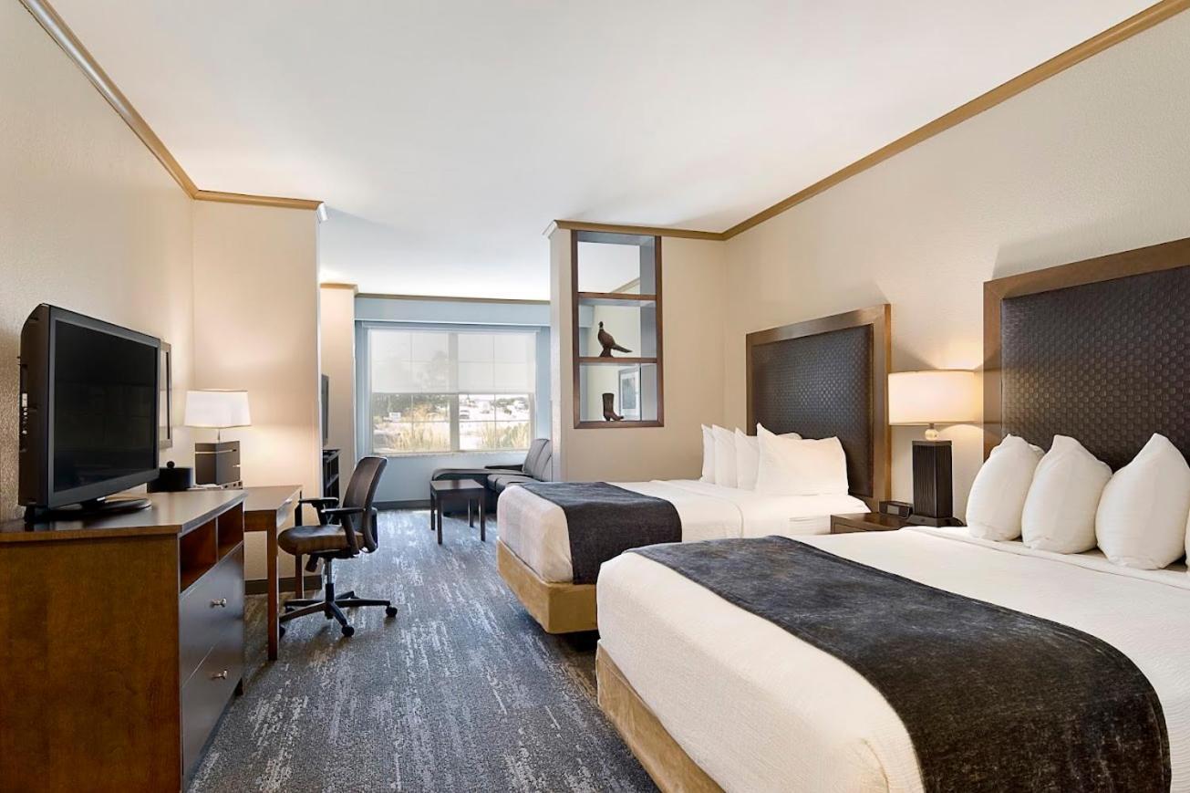 Clubhouse Hotel And Suites Pierre Eksteriør bilde